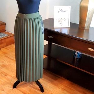 Plus size Pleated long length skirt
